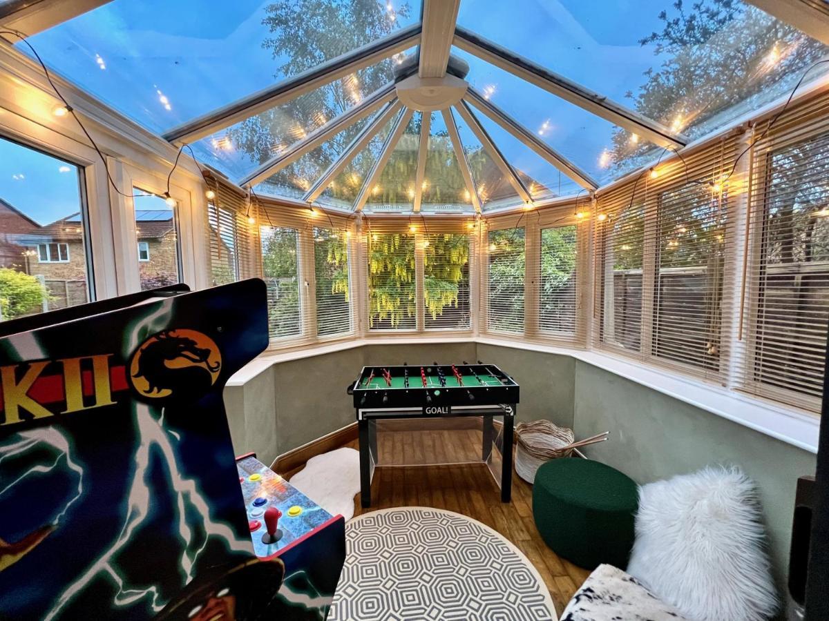 4-Bed Cotswold Getaway With Hot Tub & Gaming Room Churchdown Exterior photo