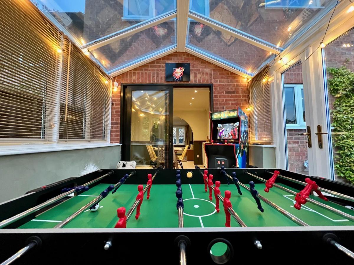 4-Bed Cotswold Getaway With Hot Tub & Gaming Room Churchdown Exterior photo