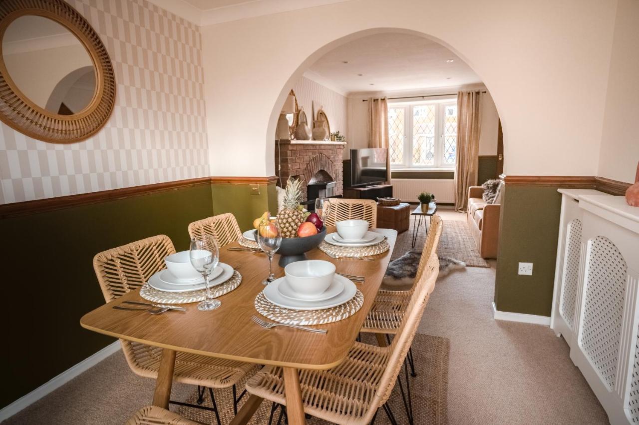 4-Bed Cotswold Getaway With Hot Tub & Gaming Room Churchdown Exterior photo