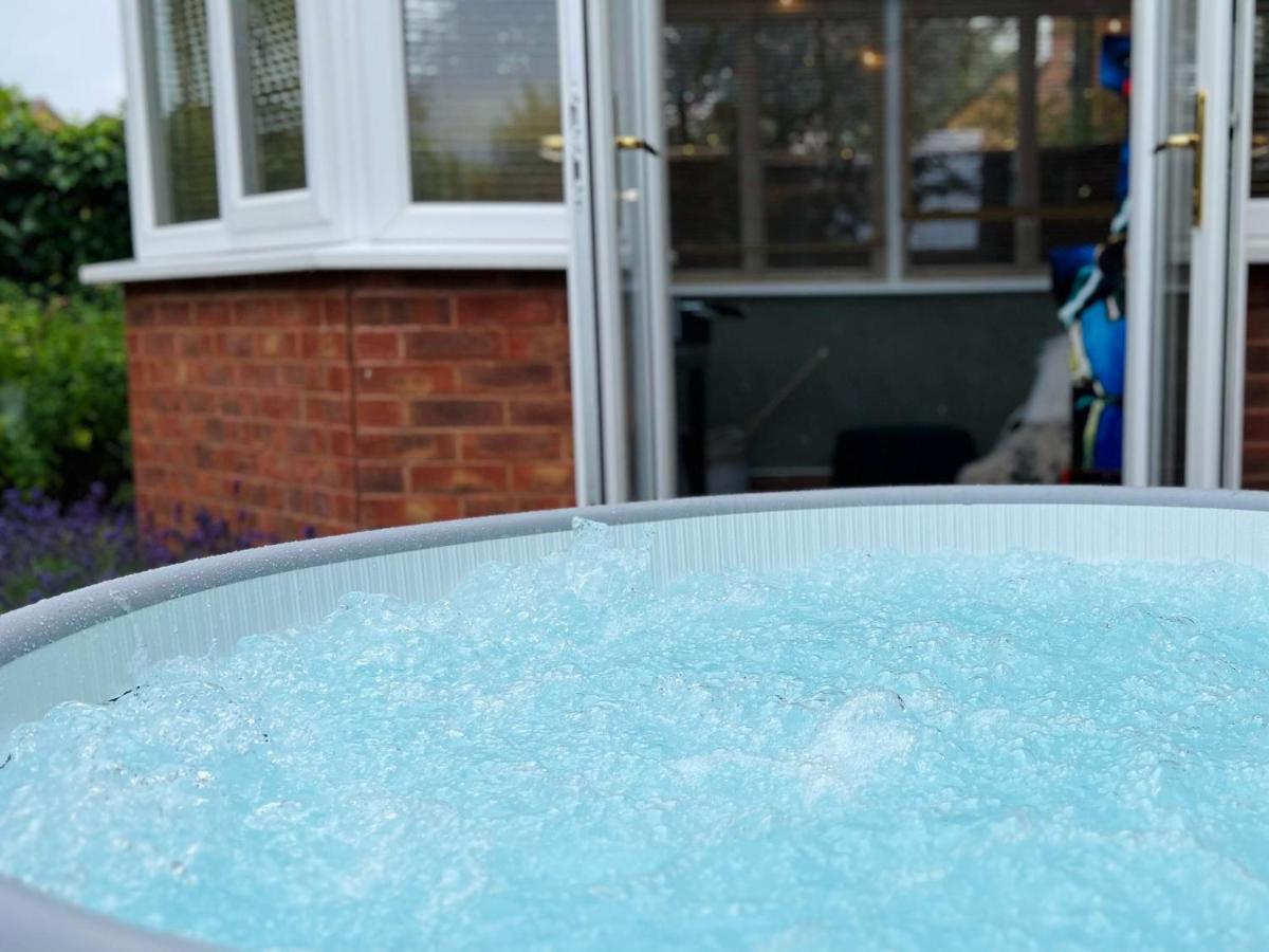 4-Bed Cotswold Getaway With Hot Tub & Gaming Room Churchdown Exterior photo