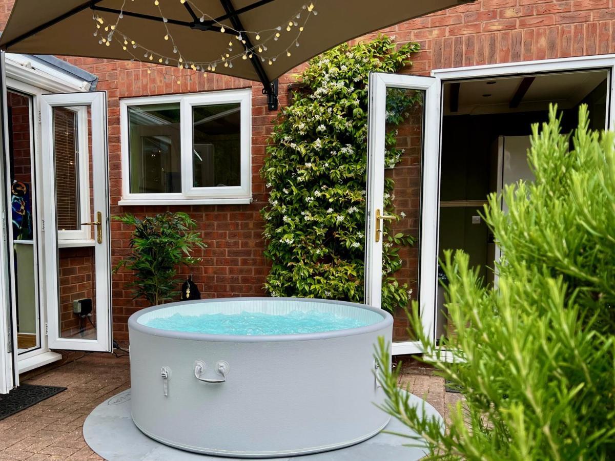 4-Bed Cotswold Getaway With Hot Tub & Gaming Room Churchdown Exterior photo
